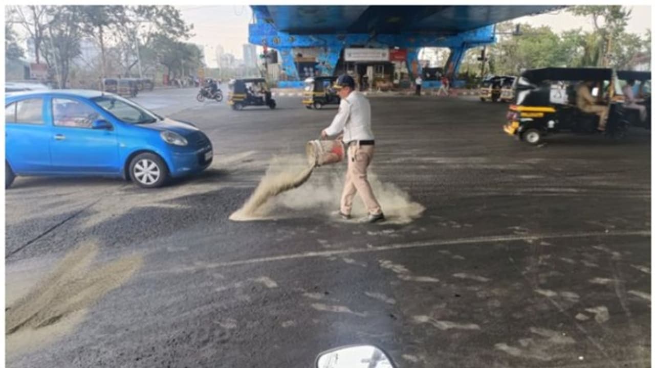 തെന്നികിടന്ന റോഡിൽ അപകടങ്ങൾ ഒഴിവാക്കാൻ പൊലീസുകാരന്റെ പൊടിക്കൈ; കയ്യടിച്ച് സോഷ്യൽ മീഡിയ തെന്നികിടന്ന റോഡിൽ അപകടങ്ങൾ ഒഴിവാക്കാൻ പൊലീസുകാരന്റെ പൊടിക്കൈ; കയ്യടിച്ച് സോഷ്യൽ മീഡിയ