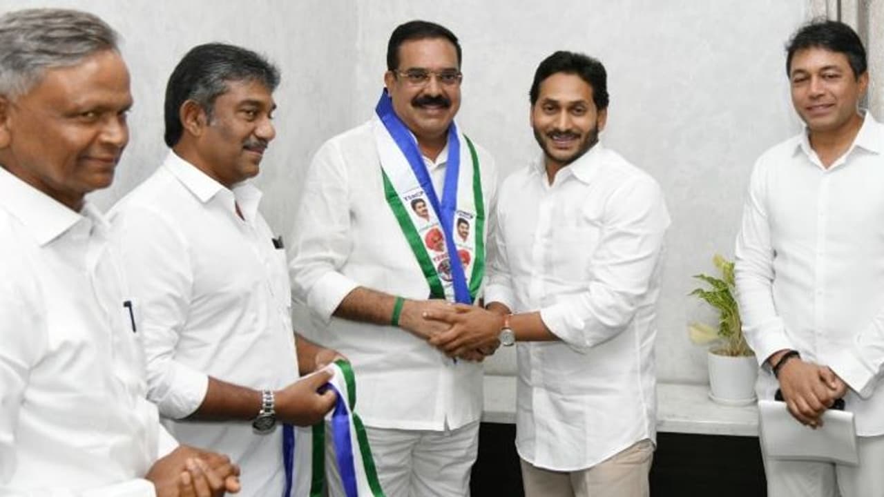 టిడిపికి షాక్... సీఎం సమక్షంలో వైసిపిలోకి నెల్లూరు సీనియర్ నేత (వీడియో) టిడిపికి షాక్... సీఎం సమక్షంలో వైసిపిలోకి నెల్లూరు సీనియర్ నేత (వీడియో)