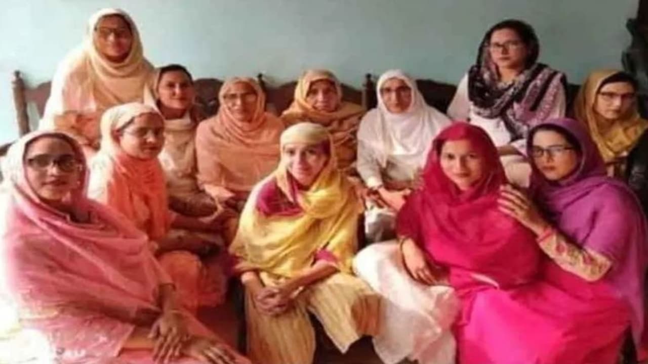 கல்விக்காக எதிப்பு அலைகளில் நீந்திய நியாஸ் கான் மற்றும் அவரது 11 மகள்கள்; ஆசிரியர் ஆனது இப்படிதான்!! கல்விக்காக எதிப்பு அலைகளில் நீந்திய நியாஸ் கான் மற்றும் அவரது 11 மகள்கள்; ஆசிரியர் ஆனது இப்படிதான்!!