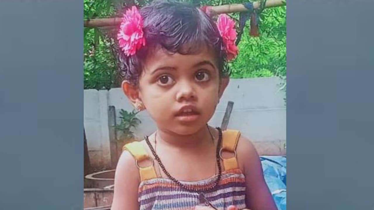 റോഡ് മുറിച്ചുകടക്കുന്നതിനിടെ അപ്രതീക്ഷിത അപകടം; കുഞ്ഞുമകളെ കാർ ഇടിച്ചു, ആശുപത്രിയിലെത്തിച്ചെങ്കിലും ജീവൻ നഷ്ടം റോഡ് മുറിച്ചുകടക്കുന്നതിനിടെ അപ്രതീക്ഷിത അപകടം; കുഞ്ഞുമകളെ കാർ ഇടിച്ചു, ആശുപത്രിയിലെത്തിച്ചെങ്കിലും ജീവൻ നഷ്ടം