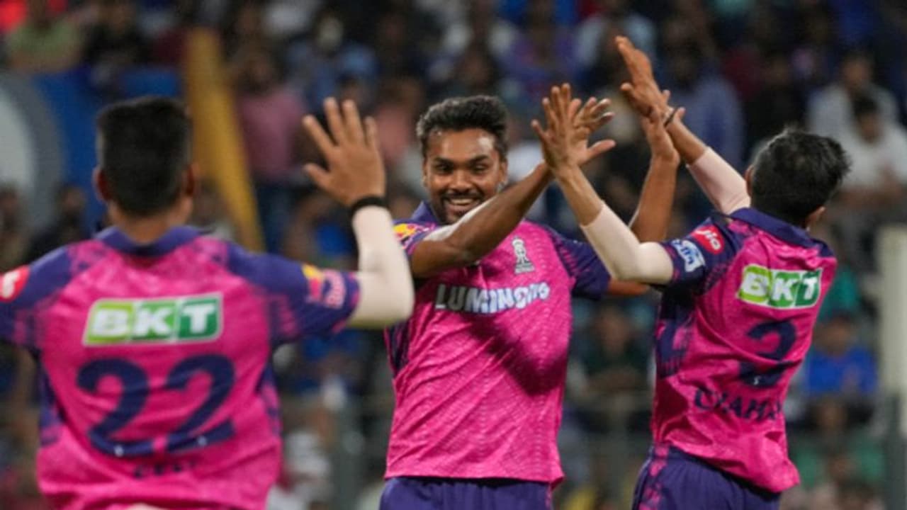 തലപ്പത്തെത്താന് സഞ്ജുപ്പട, തലകുലുക്കി പായാന് പാണ്ഡ്യപ്പട; ടോസ് കിട്ടി റോയല്സ്, ടീമില് മാറ്റം തലപ്പത്തെത്താന് സഞ്ജുപ്പട, തലകുലുക്കി പായാന് പാണ്ഡ്യപ്പട; ടോസ് കിട്ടി റോയല്സ്, ടീമില് മാറ്റം