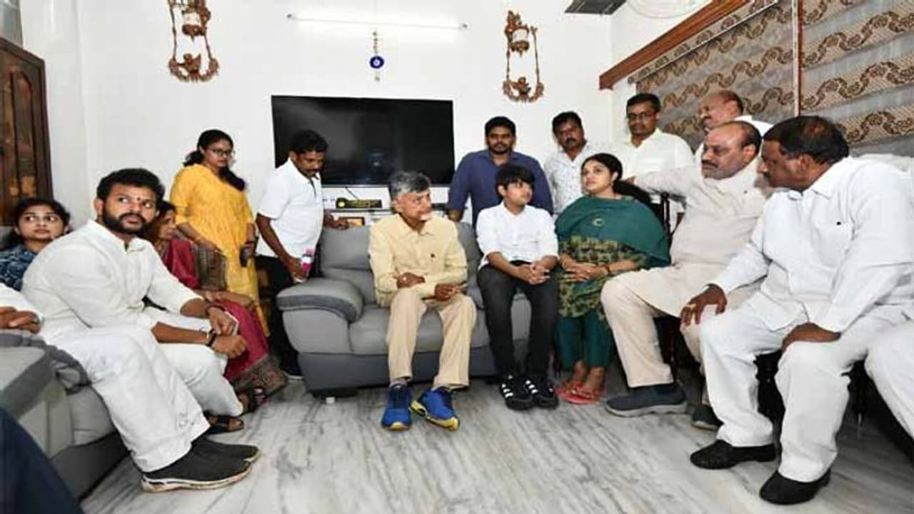  బీసీ నేతలను వేధిస్తున్నారు: ఎమ్మెల్యే భవానీ కుటుంబ సభ్యులకు బాబు పరామర్శ