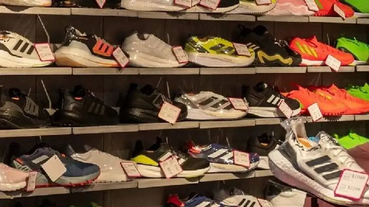 10 ലക്ഷം രൂപയുടെ ഷൂ മോഷ്ടിച്ചു, എല്ലാം വലതുകാലിന്റേത്, കള്ളന്മാർക്ക് പറ്റിയ അബദ്ധം! 10 ലക്ഷം രൂപയുടെ ഷൂ മോഷ്ടിച്ചു, എല്ലാം വലതുകാലിന്റേത്, കള്ളന്മാർക്ക് പറ്റിയ അബദ്ധം!