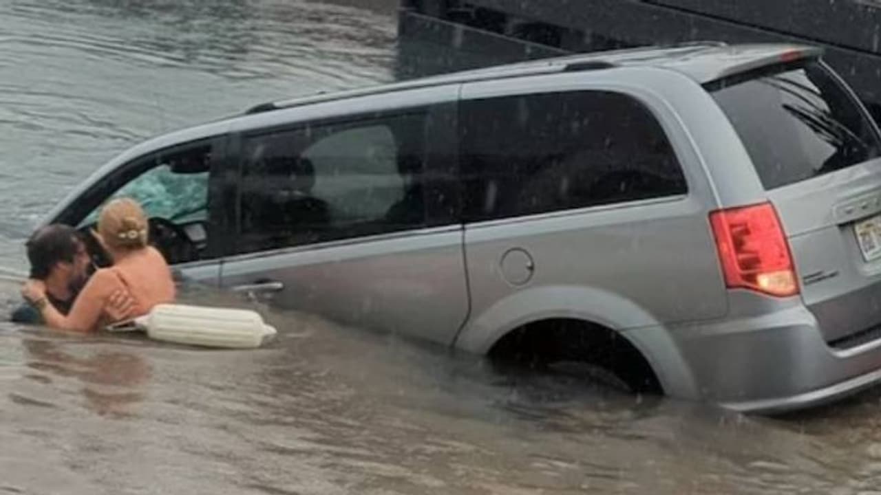 ജിപിഎസ് ചതിച്ചു, സഹോദരിമാർ കാറുമായി ഇറങ്ങിച്ചെന്നത് വെള്ളത്തിലേക്ക്! ജിപിഎസ് ചതിച്ചു, സഹോദരിമാർ കാറുമായി ഇറങ്ങിച്ചെന്നത് വെള്ളത്തിലേക്ക്!