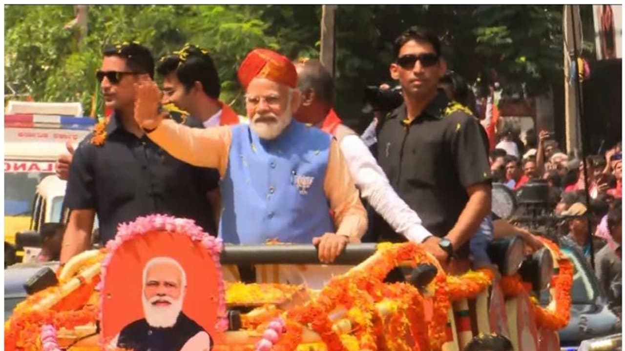 കർണാടകയില്‍ പ്രചാരണം ക്ലൈമാക്സിലേക്ക്; 26 കി മീ നീണ്ട റോഡ് ഷോയുമായി മോദി, രാഹുലും സോണിയയും എത്തുന്നു