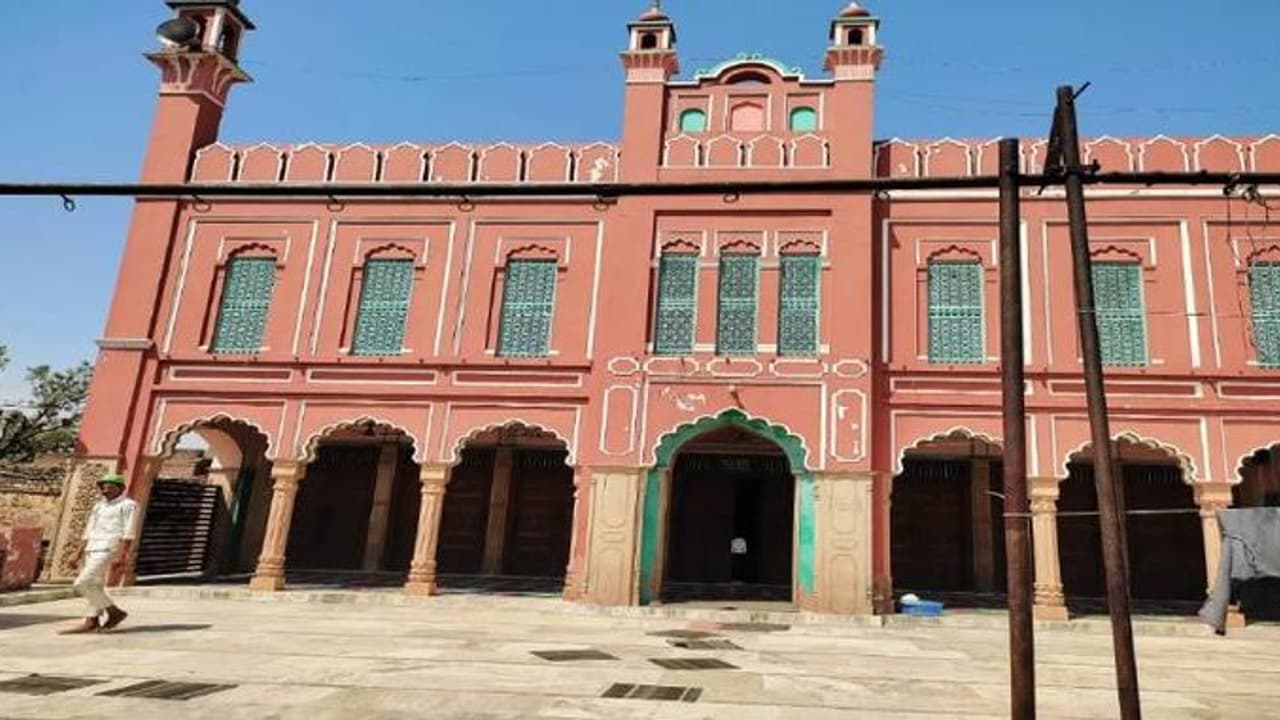 பின் தங்கிய மாவட்டத்தில் முன்னோடியாக இருக்கும் முஸ்லீம் கிராமம்.. ஆச்சர்யத்தில் ஆழ்த்தும் மக்கள்! பின் தங்கிய மாவட்டத்தில் முன்னோடியாக இருக்கும் முஸ்லீம் கிராமம்.. ஆச்சர்யத்தில் ஆழ்த்தும் மக்கள்!