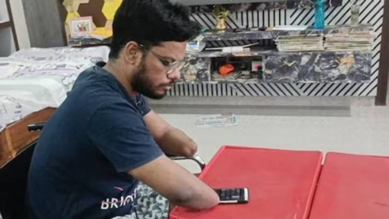 ആത്മവിശ്വാസവും കഠിനാധ്വാനവും തുണയായി, പക്ഷാഘാതത്തെ തോൽപ്പിച്ച് ഐഐഎമ്മിൽ സീറ്റ് നേടി ആന്ധ്ര സ്വദേശി ആത്മവിശ്വാസവും കഠിനാധ്വാനവും തുണയായി, പക്ഷാഘാതത്തെ തോൽപ്പിച്ച് ഐഐഎമ്മിൽ സീറ്റ് നേടി ആന്ധ്ര സ്വദേശി