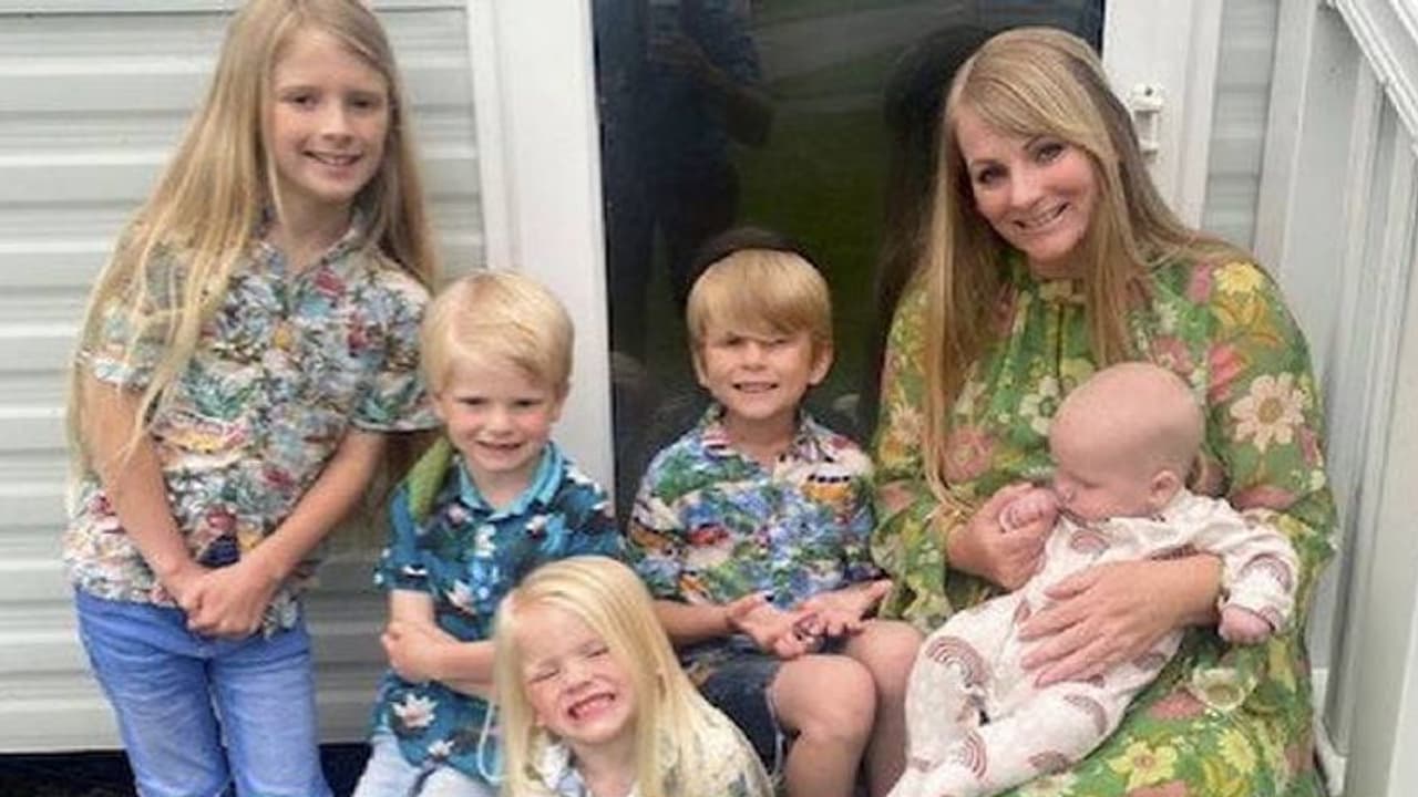 ആൺമക്കൾ മുടി വളർത്തി, കണ്ടാൽ പെൺകുട്ടികളെപ്പോലെയുണ്ട് എന്ന് അമ്മയ്ക്ക് വിമർശനവും പരിഹാസവും ആൺമക്കൾ മുടി വളർത്തി, കണ്ടാൽ പെൺകുട്ടികളെപ്പോലെയുണ്ട് എന്ന് അമ്മയ്ക്ക് വിമർശനവും പരിഹാസവും