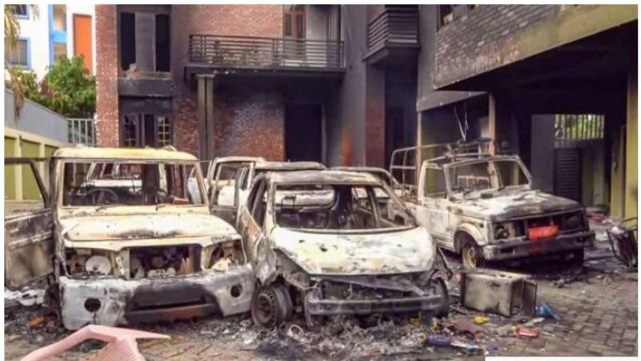 മണിപ്പൂരില് സംഘർഷം; ഒഴിപ്പിക്കലിനിടെ 4 പേർ വെടിയേറ്റ് മരിച്ചു, സംസ്ഥാന സർക്കാര് പരാജയമെന്ന് സിപിഎം മണിപ്പൂരില് സംഘർഷം; ഒഴിപ്പിക്കലിനിടെ 4 പേർ വെടിയേറ്റ് മരിച്ചു, സംസ്ഥാന സർക്കാര് പരാജയമെന്ന് സിപിഎം