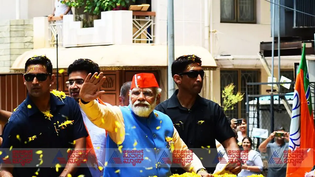 ಬರೋಬ್ಬರಿ 3 ಗಂಟೆ, 26 ಕಿ.ಮೀ ನಾನ್ ಸ್ಟಾಪ್ ರೋಡ್ ಶೋ, ಜನರ ಪ್ರತಿಕ್ರಿಯೆಗೆ ಮೋದಿ ಉತ್ಸಾಹ ಡಬಲ್! ಬರೋಬ್ಬರಿ 3 ಗಂಟೆ, 26 ಕಿ.ಮೀ ನಾನ್ ಸ್ಟಾಪ್ ರೋಡ್ ಶೋ, ಜನರ ಪ್ರತಿಕ್ರಿಯೆಗೆ ಮೋದಿ ಉತ್ಸಾಹ ಡಬಲ್!