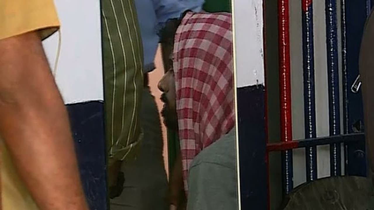 എലത്തൂർ ട്രെയിൻ തീവയ്പ്പ് കേസ്: ഷാരൂഖ് സെയ്ഫിയെ എൻഐഎ ഷൊർണൂരിലെത്തിച്ച് തെളിവെടുത്തു