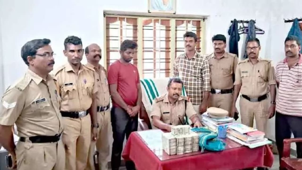 വോള്വോ ബസിൽ കടത്തിയത് 22 ലക്ഷം, 20 ലക്ഷത്തിന് രേഖകളില്ല; പാറശ്ശാലയിൽ തമിഴ് യുവാവ് പിടിയിൽ വോള്വോ ബസിൽ കടത്തിയത് 22 ലക്ഷം, 20 ലക്ഷത്തിന് രേഖകളില്ല; പാറശ്ശാലയിൽ തമിഴ് യുവാവ് പിടിയിൽ
