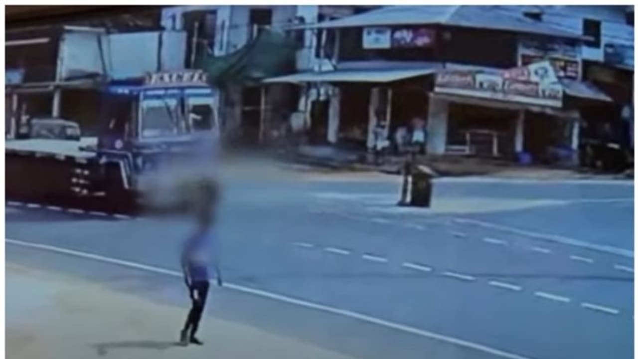 റോഡ് മുറിച്ചു കടക്കുന്നതിനിടെ പത്തുവയസ്സുകാരന് ലോറി ഇടിച്ച് പരിക്ക്; ആശുപത്രിയിൽ റോഡ് മുറിച്ചു കടക്കുന്നതിനിടെ പത്തുവയസ്സുകാരന് ലോറി ഇടിച്ച് പരിക്ക്; ആശുപത്രിയിൽ