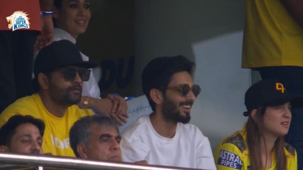 தோனிக்காகவே பிஸியான ஷெடியூலிலும் சென்னை போட்டியை பார்க்க வந்த நயன்தாரா! தோனிக்காகவே பிஸியான ஷெடியூலிலும் சென்னை போட்டியை பார்க்க வந்த நயன்தாரா!