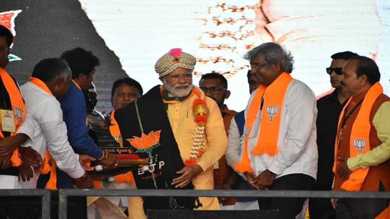 ಕಾಂಗ್ರೆಸ್ ಅಂದ್ರೆ ಟೋಟಲ್ ಕರಪ್ಷನ್: 'ಕೈ' ವಿರುದ್ಧ ಪ್ರಧಾನಿ ಮೋದಿ ವಾಗ್ದಾಳಿ ಕಾಂಗ್ರೆಸ್ ಅಂದ್ರೆ ಟೋಟಲ್ ಕರಪ್ಷನ್: 'ಕೈ' ವಿರುದ್ಧ ಪ್ರಧಾನಿ ಮೋದಿ ವಾಗ್ದಾಳಿ