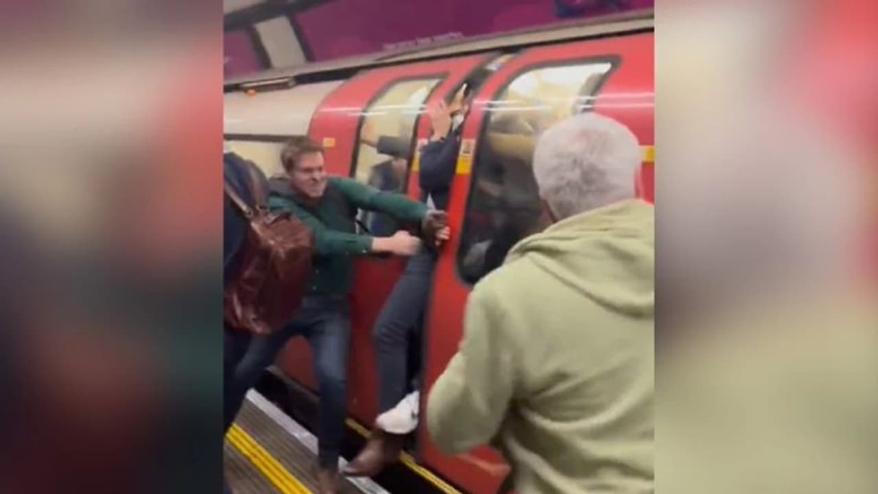 ട്രെയിനിനകത്ത് തീ; പരിഭ്രാന്തരായ യാത്രക്കാര്‍ രക്ഷപ്പെടുന്ന വീഡിയോ വൈറലാകുന്നു...