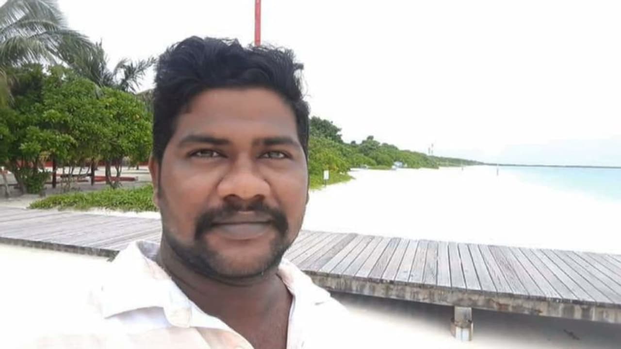 ഫോണിൽ സംസാരിക്കുകയായിരുന്ന സുഹൃത്തിനെ തലയ്ക്ക് പിന്നിൽ വെടിവെച്ച് കൊന്നു, അർദ്ധസൈനികൻ അറസ്റ്റിൽ ഫോണിൽ സംസാരിക്കുകയായിരുന്ന സുഹൃത്തിനെ തലയ്ക്ക് പിന്നിൽ വെടിവെച്ച് കൊന്നു, അർദ്ധസൈനികൻ അറസ്റ്റിൽ