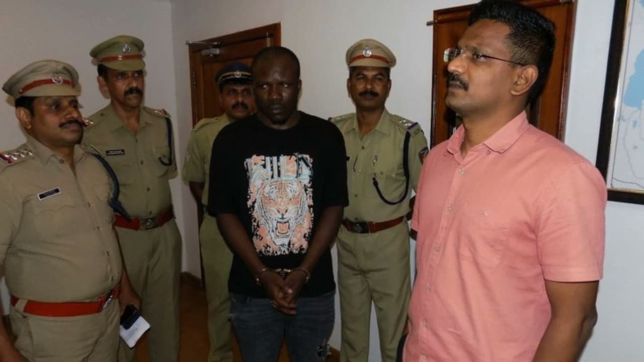 സ്വാതന്ത്ര്യദിനത്തിൽ 30 കോടി ലോട്ടറിയടിച്ചെന്ന് മെസേജ്; കോട്ടയത്തെ വീട്ടമ്മയുടെ 81 ലക്ഷം തട്ടി, അറസ്റ്റ് സ്വാതന്ത്ര്യദിനത്തിൽ 30 കോടി ലോട്ടറിയടിച്ചെന്ന് മെസേജ്; കോട്ടയത്തെ വീട്ടമ്മയുടെ 81 ലക്ഷം തട്ടി, അറസ്റ്റ്