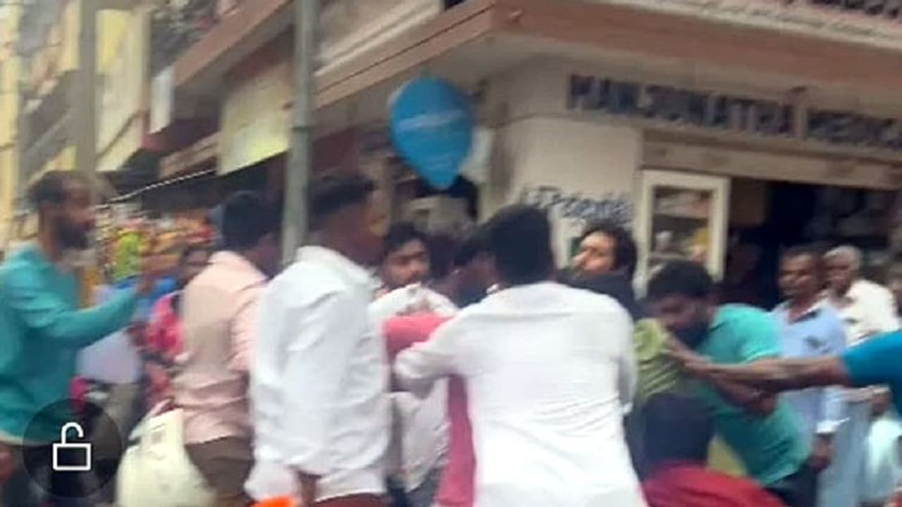 ಯಶವಂತಪುರದಲ್ಲಿ ಬಿಜೆಪಿ ಕಾಂಗ್ರೆಸ್ಸಿಗರ ನಡುವೆ ಗಲಾಟೆ: ಕುಸುಮಾರನ್ನು ತಳ್ಳಾಡಿ, ದರ್ಪ ತೋರಿದ ಪೊಲೀಸರು?