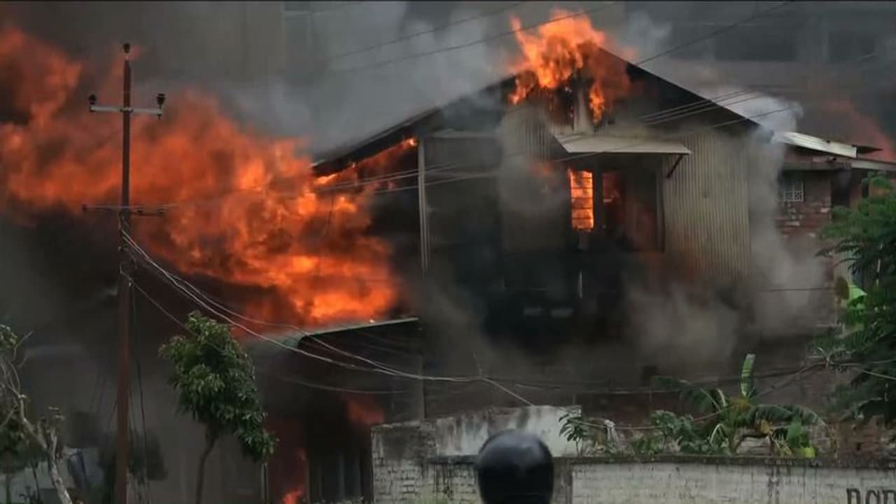 மணிப்பூரில் மீண்டும் வன்முறை: வீடுகளுக்குத் தீ வைப்பு... மே 26 வரை இன்டர்நெட் சேவை முடக்கம்