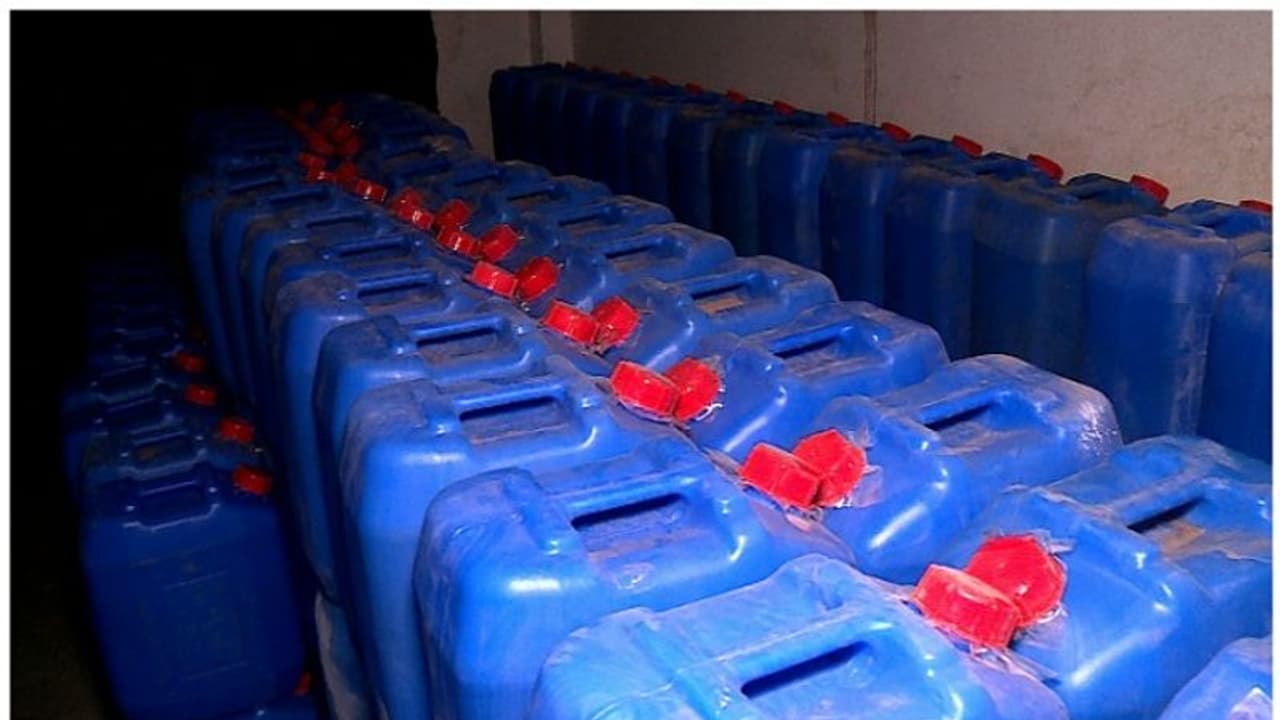 പുറമേ നോക്കിയാൽ പഴയ ടയറുകൾ വിൽക്കുന്ന കട, ഉള്ളിൽ സ്പിരിറ്റ് ​ഗോഡൗൺ; ഇടപ്പള്ളിയിൽ രണ്ട് പേർ കൂടി പിടിയിൽ