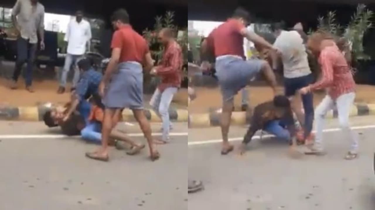 കാറിൽ ഓട്ടോ ഉരസിയതിനെ ചൊല്ലി തർക്കം: ആലുവയിൽ യുവാക്കൾക്ക് ക്രൂര മർദ്ദനം കാറിൽ ഓട്ടോ ഉരസിയതിനെ ചൊല്ലി തർക്കം: ആലുവയിൽ യുവാക്കൾക്ക് ക്രൂര മർദ്ദനം