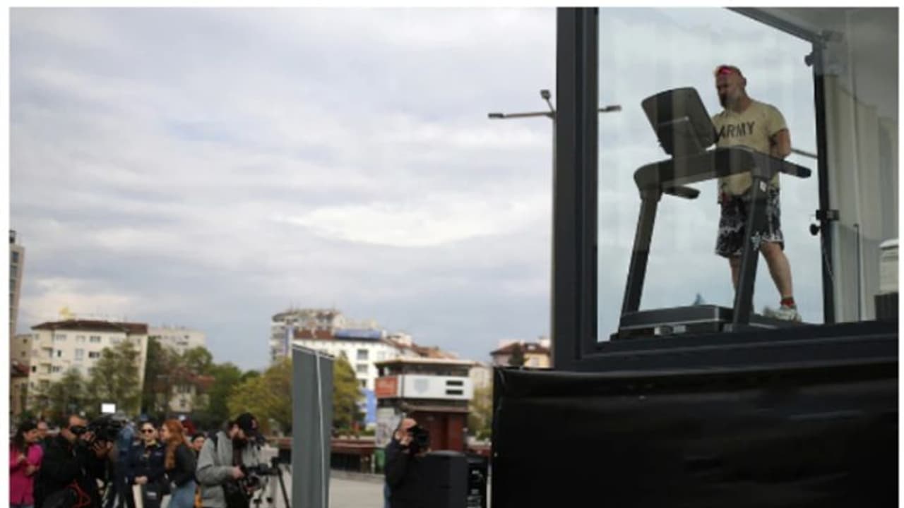 ആസക്തികളില്‍ നിന്നും കുട്ടികളെ രക്ഷിക്കാന്‍ സ്വയം ചില്ല് കൂട്ടിലടച്ച് ബള്‍ഗേറിയന്‍ അത്ലറ്റ് 