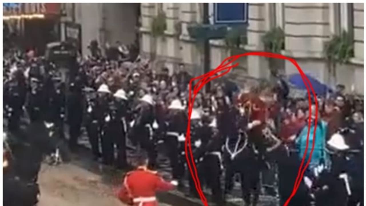 ചാൾസിന്റെ കിരീടധാരണ ചടങ്ങ്; നിയന്ത്രണം വിട്ട കുതിര ആൾകൂട്ടത്തിലേക്ക് പാഞ്ഞ് കയറി, പരിഭ്രാന്തരായി ജനം, വീഡിയോ ചാൾസിന്റെ കിരീടധാരണ ചടങ്ങ്; നിയന്ത്രണം വിട്ട കുതിര ആൾകൂട്ടത്തിലേക്ക് പാഞ്ഞ് കയറി, പരിഭ്രാന്തരായി ജനം, വീഡിയോ