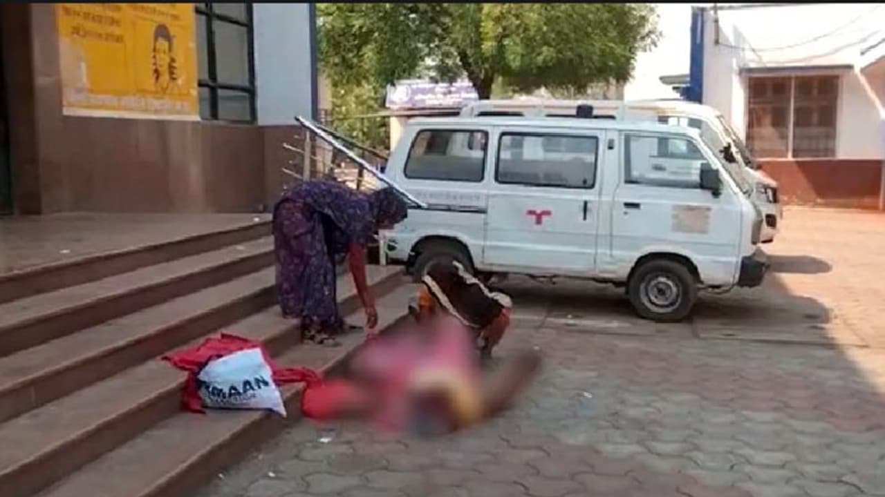 ಆಸ್ಪತ್ರೆ ಮೆಟ್ಟಿಲ ಬಳಿಯೇ ಮಗುವಿನ ಜನ್ಮ ನೀಡಿದ್ರು ಸಹಾಯಕ್ಕೆ ಬಾರದ ಆರೋಗ್ಯ ಸಿಬ್ಬಂದಿ ಆಸ್ಪತ್ರೆ ಮೆಟ್ಟಿಲ ಬಳಿಯೇ ಮಗುವಿನ ಜನ್ಮ ನೀಡಿದ್ರು ಸಹಾಯಕ್ಕೆ ಬಾರದ ಆರೋಗ್ಯ ಸಿಬ್ಬಂದಿ