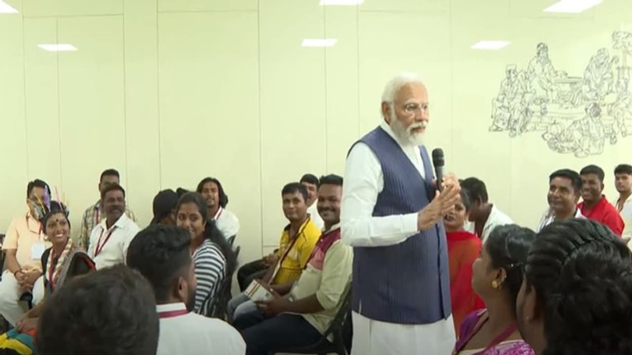 ఆపరేషన్ కావేరి కింద స్వదేశానికి తీసుకొచ్చిన హక్కీ పిక్కీ గిరిజనులతో మోదీ సంభాషణ.. ఏం చెప్పారంటే.. ఆపరేషన్ కావేరి కింద స్వదేశానికి తీసుకొచ్చిన హక్కీ పిక్కీ గిరిజనులతో మోదీ సంభాషణ.. ఏం చెప్పారంటే..