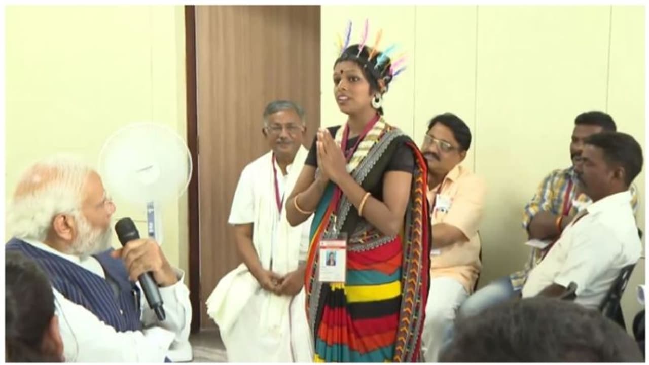 സുഡാനിൽ നിന്ന് ഒഴിപ്പിച്ച ഹക്കി പിക്കി ഗോത്രാംഗങ്ങളെ മോദി കണ്ടു; സർക്കാരിന് നന്ദി പറഞ്ഞ് രക്ഷപ്പെട്ടവർ സുഡാനിൽ നിന്ന് ഒഴിപ്പിച്ച ഹക്കി പിക്കി ഗോത്രാംഗങ്ങളെ മോദി കണ്ടു; സർക്കാരിന് നന്ദി പറഞ്ഞ് രക്ഷപ്പെട്ടവർ