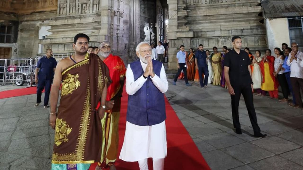 ದಕ್ಷಿಣ ಕಾಶಿ ನಂಜನಗೂಡು ಶ್ರೀ ಕಂಠೇಶ್ವರನ ದರ್ಶನ ಪಡೆದ ಪ್ರಧಾನಿ ಮೋದಿ! ದಕ್ಷಿಣ ಕಾಶಿ ನಂಜನಗೂಡು ಶ್ರೀ ಕಂಠೇಶ್ವರನ ದರ್ಶನ ಪಡೆದ ಪ್ರಧಾನಿ ಮೋದಿ!