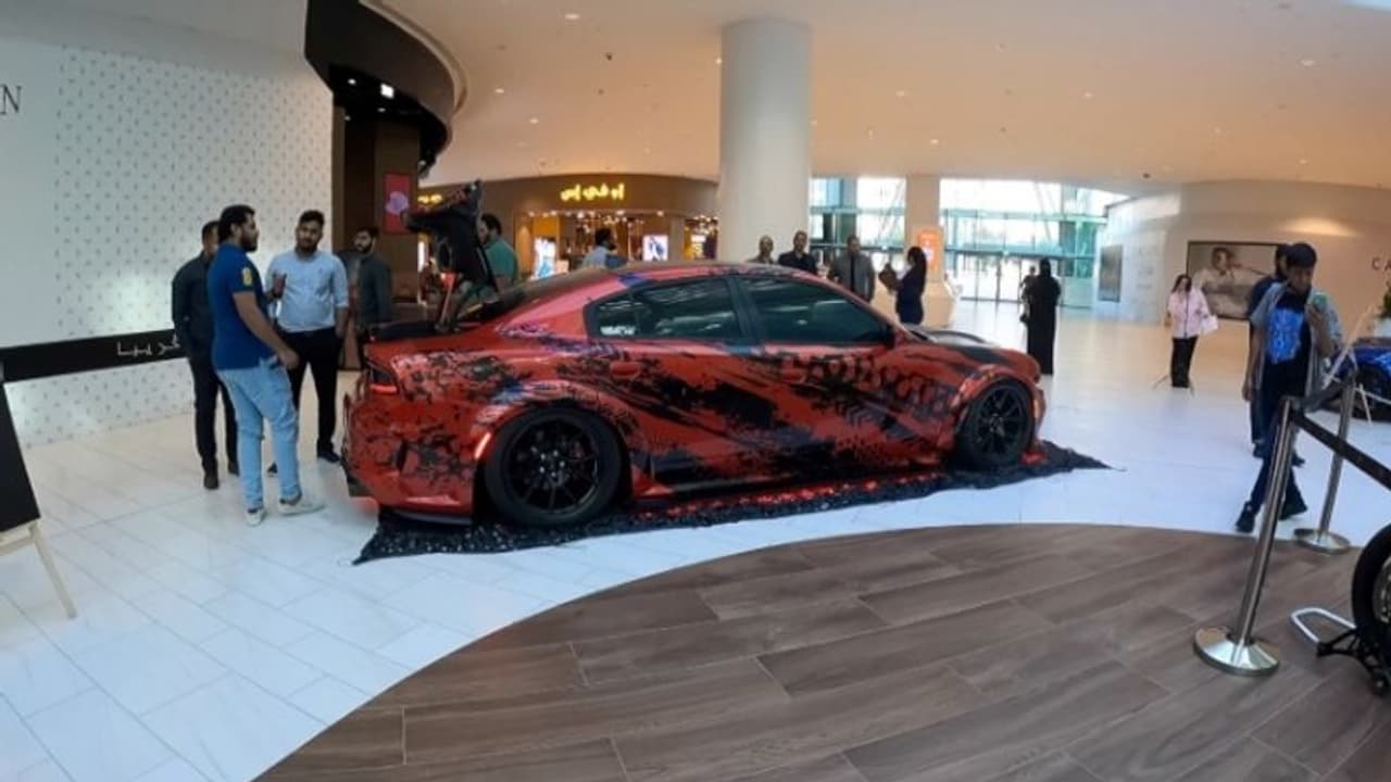 സൂപ്പര്‍ കാറുകളും വിന്റേജ് കാറുകളും അണിനിരന്ന കാര്‍ ഷോ; ദുബൈ സിലിക്കണ്‍ സെന്‍ട്രലിലെ വിശേഷങ്ങള്‍