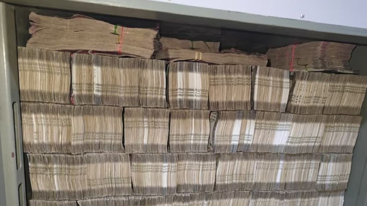 ಕಾಂಗ್ರೆಸಿಗರ ಮನೆ ಮೇಲೆ ರಾತ್ರೋರಾತ್ರಿ ಐಟಿ ದಾಳಿ: ಭಾರಿ ಅಕ್ರಮ ಹಣ ಪತ್ತೆ ಕಾಂಗ್ರೆಸಿಗರ ಮನೆ ಮೇಲೆ ರಾತ್ರೋರಾತ್ರಿ ಐಟಿ ದಾಳಿ: ಭಾರಿ ಅಕ್ರಮ ಹಣ ಪತ್ತೆ