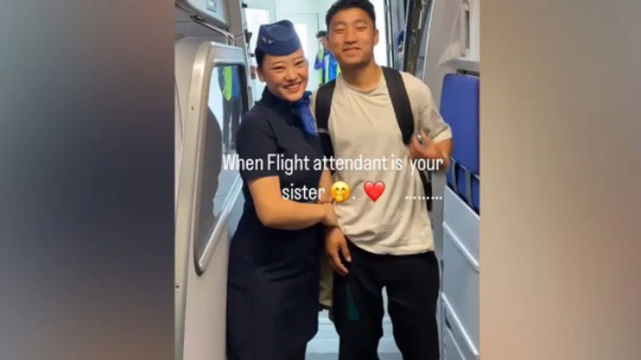സ്വന്തം സഹോദരി എയര് ഹോസ്റ്റസായ വിമാനത്തില് യാത്ര ചെയ്യുന്ന യുവാവ്; വീഡിയോ വൈറല് സ്വന്തം സഹോദരി എയര് ഹോസ്റ്റസായ വിമാനത്തില് യാത്ര ചെയ്യുന്ന യുവാവ്; വീഡിയോ വൈറല്