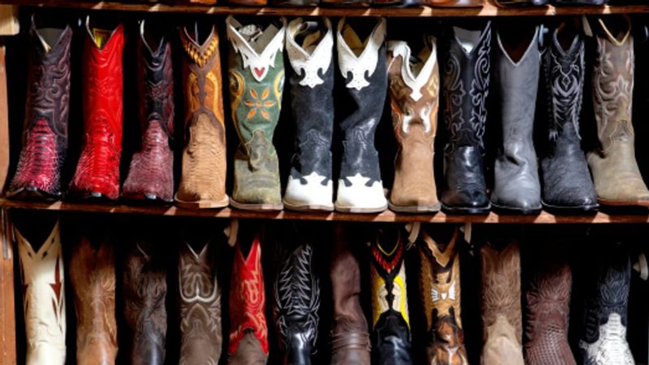 പെറുവില് അസാധാരണ കവര്ച്ച; 10 ലക്ഷം രൂപയുടെ ഷൂ മോഷ്ടിച്ചു, പക്ഷേ എല്ലാം വലത് കാലിലേത് മാത്രം ! പെറുവില് അസാധാരണ കവര്ച്ച; 10 ലക്ഷം രൂപയുടെ ഷൂ മോഷ്ടിച്ചു, പക്ഷേ എല്ലാം വലത് കാലിലേത് മാത്രം !