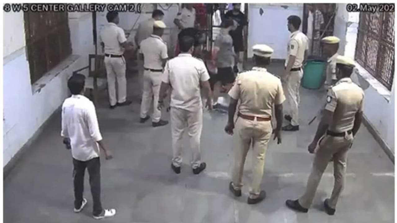 'വെറുതെ നോക്കിനിന്നു'; തിഹാർ ജയിലിൽ ഗുണ്ടാനേതാവിന്റെ കൊലപാതകം, ഏഴ് തമിഴ് പൊലീസുകാർക്കെതിരെ നടപടി 'വെറുതെ നോക്കിനിന്നു'; തിഹാർ ജയിലിൽ ഗുണ്ടാനേതാവിന്റെ കൊലപാതകം, ഏഴ് തമിഴ് പൊലീസുകാർക്കെതിരെ നടപടി