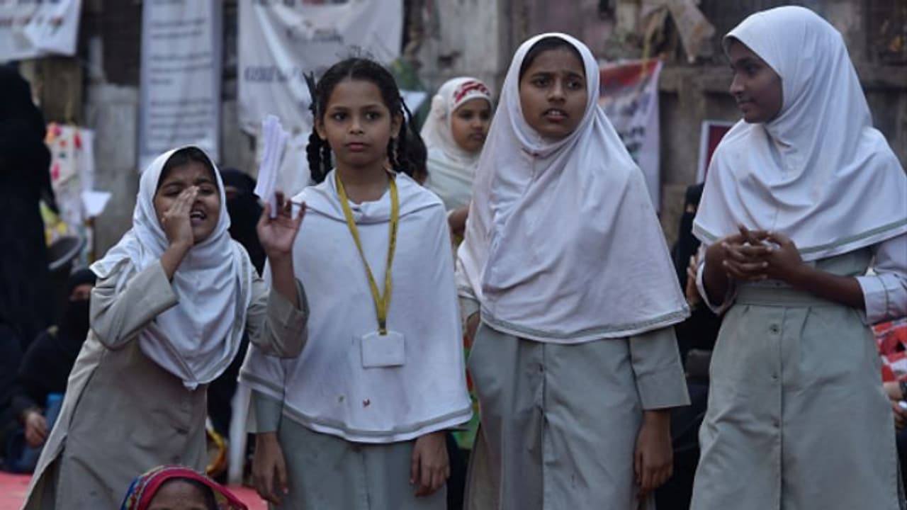 മുസ്ലിം വിദ്യാര്‍ത്ഥികളുടെ കൊഴിഞ്ഞുപോക്ക് കൂടുന്നു; നിഖാബ്, ചെറുപ്രായത്തിലെ വിവാഹമടക്കം നിരവധി കാരണങ്ങള്‍