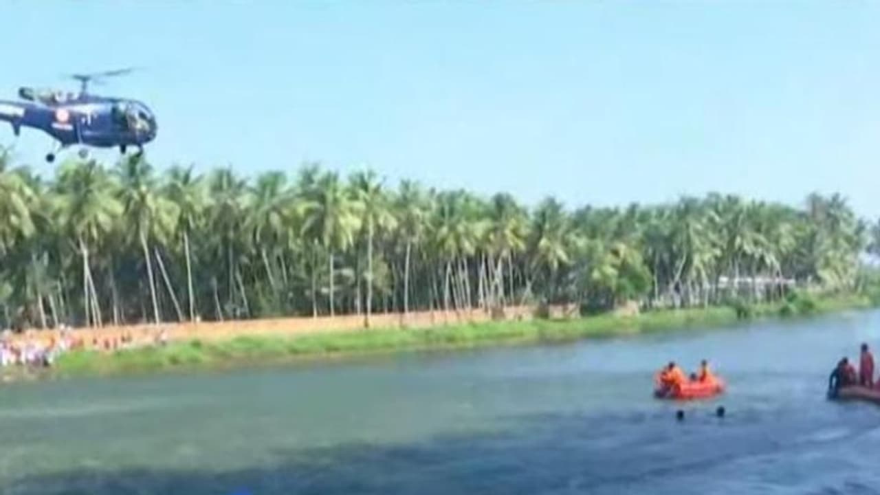 மலப்புரம் சோகம்.. தேடுதல் மற்றும் மீட்புப் பணிகளுக்கு உதவ ஹெலிகாப்டரை அனுப்பியது இந்திய கடற்படை.. மலப்புரம் சோகம்.. தேடுதல் மற்றும் மீட்புப் பணிகளுக்கு உதவ ஹெலிகாப்டரை அனுப்பியது இந்திய கடற்படை..