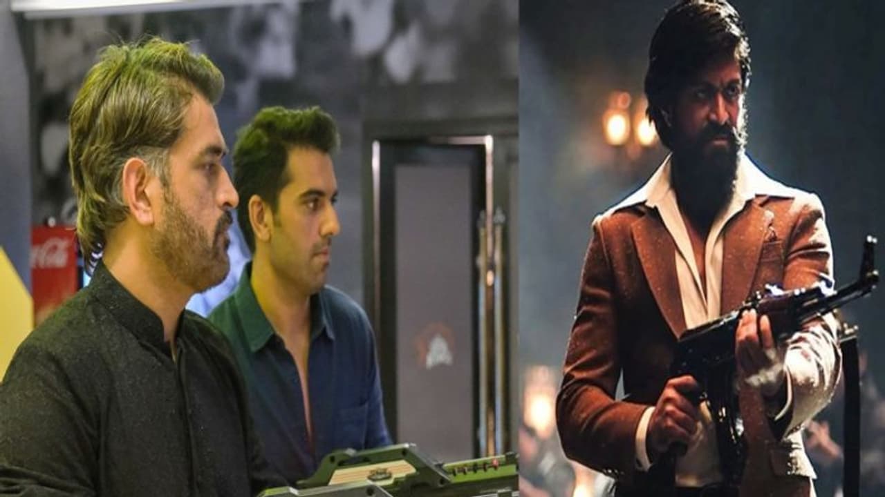 பிளாக் அண்ட் பிளாக் பைஜாமாவில் கலக்கும் கேப்டன்: கையில் கலாஷ் நிகாவ்வோடு விளையாடும் எம்.எஸ்.தோனி!