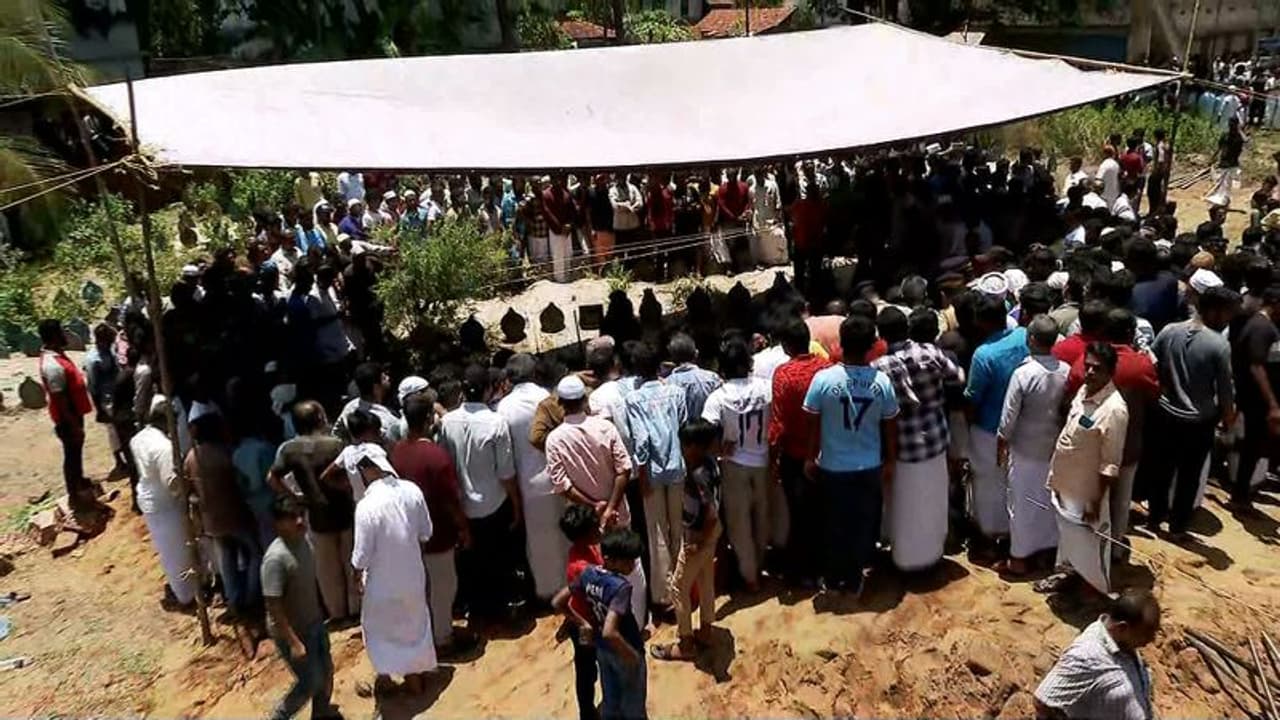 താനൂർ ദുരന്തം: മരിച്ച 11 പുത്തൻ കടപ്പുറം സ്വദേശികൾക്കും ഒരേയിടത്ത് അന്ത്യവിശ്രമം; തീരാനോവുമായി നാട് താനൂർ ദുരന്തം: മരിച്ച 11 പുത്തൻ കടപ്പുറം സ്വദേശികൾക്കും ഒരേയിടത്ത് അന്ത്യവിശ്രമം; തീരാനോവുമായി നാട്