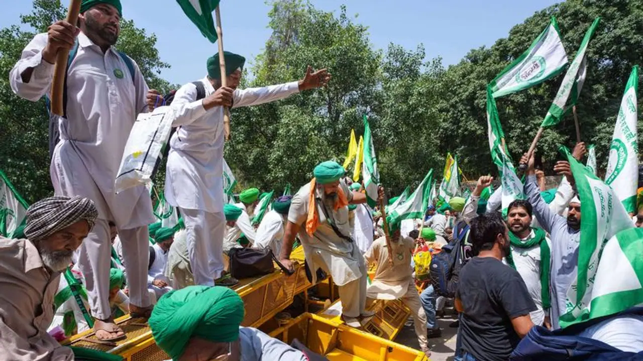 Wrestlers vs WFI chief: Farmers break through barricades to join grapplers' protest (WATCH) Wrestlers vs WFI chief: Farmers break through barricades to join grapplers' protest (WATCH)