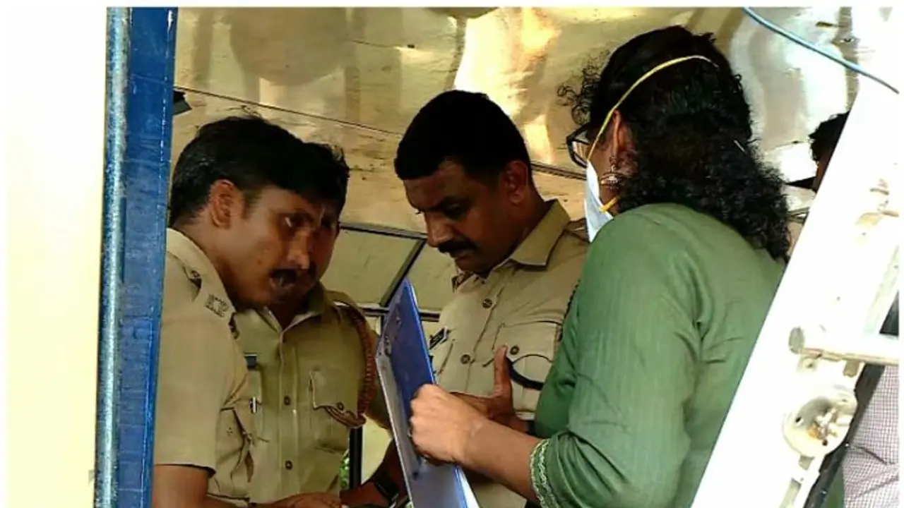 താനൂരിൽ അപകടത്തിൽ പെട്ട ബോട്ടിൽ ഫോറൻസിക് പരിശോധന; ദുരന്തത്തില് പൊലിഞ്ഞത് 22 ജീവനുകള് താനൂരിൽ അപകടത്തിൽ പെട്ട ബോട്ടിൽ ഫോറൻസിക് പരിശോധന; ദുരന്തത്തില് പൊലിഞ്ഞത് 22 ജീവനുകള്