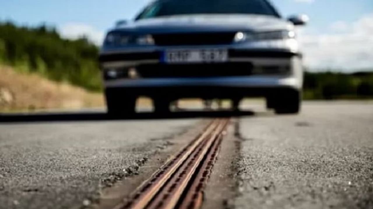 ఎలక్ట్రిక్ వాహనాల కోసం ప్రపంచంలోనే మొట్టమొదటి రోడ్డు.. ఇక బ్యాటరీ రిఛార్జీ కోసం ఆగాల్సిన పని లేదు.. ఎలక్ట్రిక్ వాహనాల కోసం ప్రపంచంలోనే మొట్టమొదటి రోడ్డు.. ఇక బ్యాటరీ రిఛార్జీ కోసం ఆగాల్సిన పని లేదు..