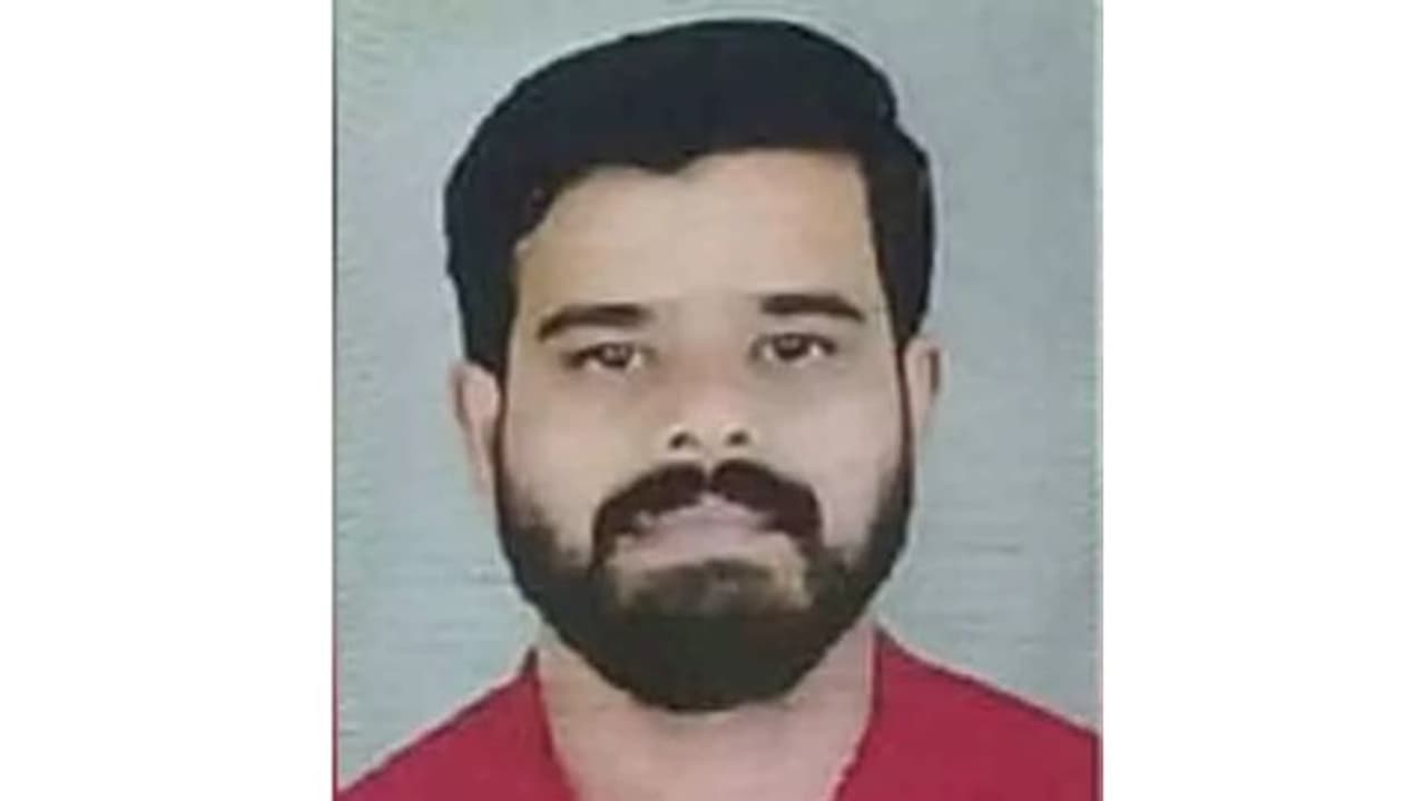 പ്രവാസി മലയാളി യുവാവ് ഹൃദയാഘാതം മൂലം മരിച്ചു പ്രവാസി മലയാളി യുവാവ് ഹൃദയാഘാതം മൂലം മരിച്ചു