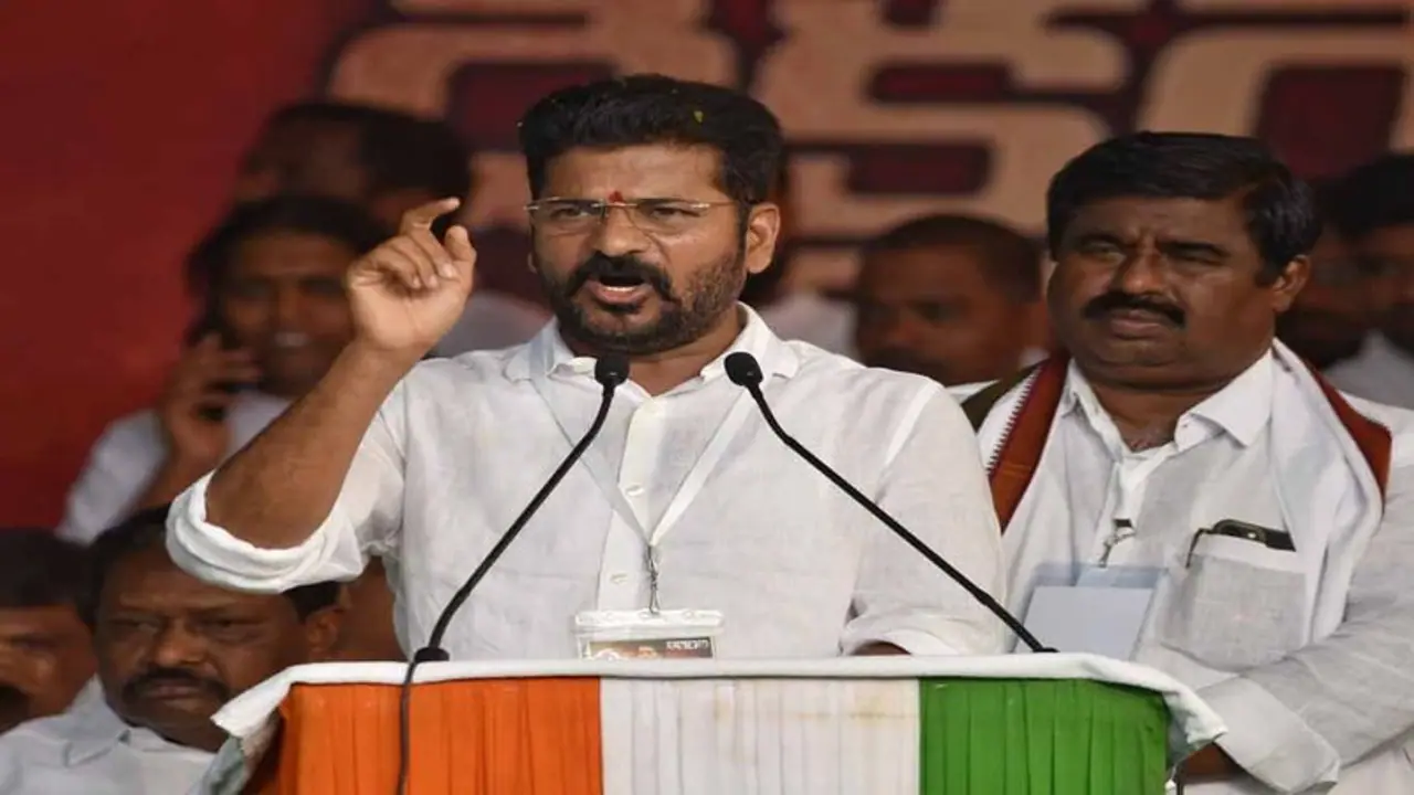 కేసీఆర్ పూర్వీకుల కొనాపూర్ గ్రామస్తుల విరాళం: కామారెడ్డిలో  రేవంత్ రెడ్డి నామినేషన్
