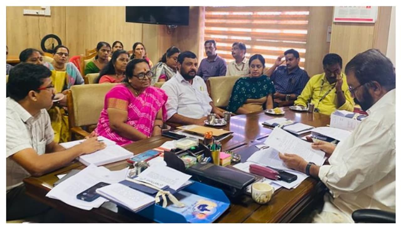 ശമ്പള വർധനവ് പരിഗണനയിൽ; പ്രീ പ്രൈമറി അധ്യാപകരുടെയും ആയമാരുടെയും സമരം ഒത്തുതീർപ്പായി ശമ്പള വർധനവ് പരിഗണനയിൽ; പ്രീ പ്രൈമറി അധ്യാപകരുടെയും ആയമാരുടെയും സമരം ഒത്തുതീർപ്പായി