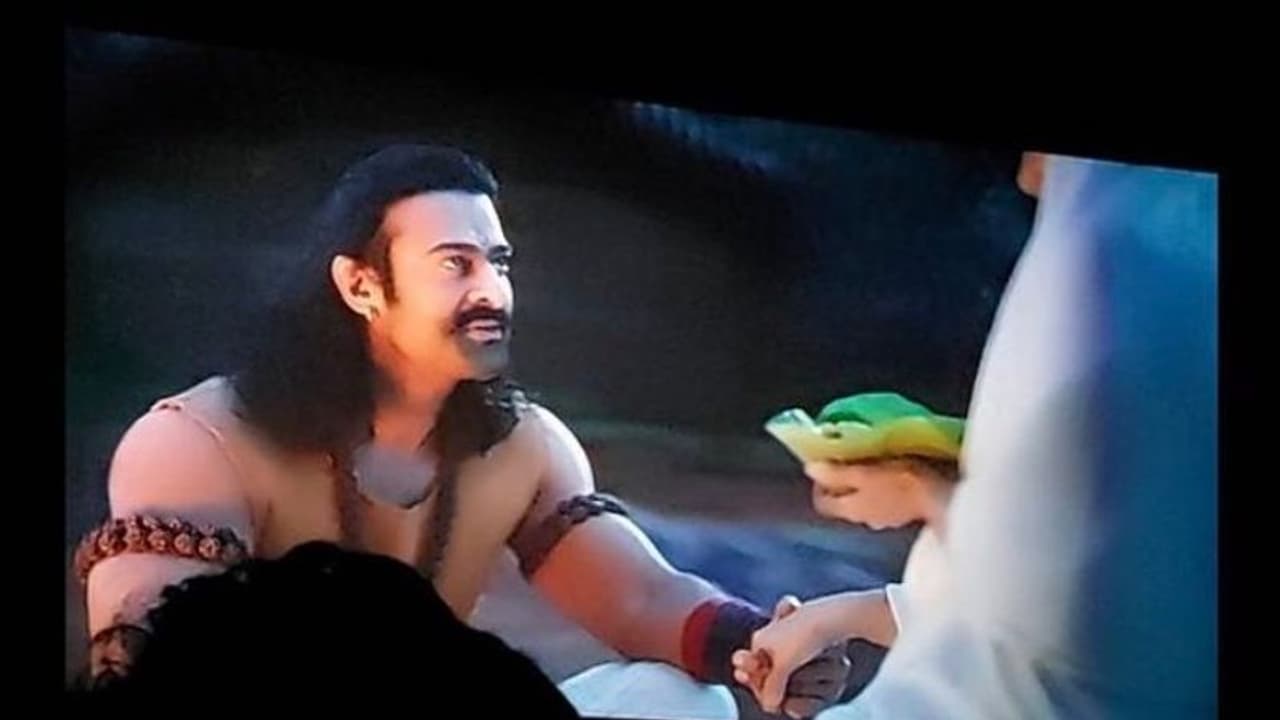 ರಿಲೀಸ್ಗೂ ಮುನ್ನ ಪ್ರಭಾಸ್ 'ಆದಿಪುರುಷ್' ಟ್ರೈಲರ್ ಲೀಕ್; ಚಿತ್ರತಂಡಕ್ಕೆ ಹೆಚ್ಚಿದ ತಲೆನೋವು ರಿಲೀಸ್ಗೂ ಮುನ್ನ ಪ್ರಭಾಸ್ 'ಆದಿಪುರುಷ್' ಟ್ರೈಲರ್ ಲೀಕ್; ಚಿತ್ರತಂಡಕ್ಕೆ ಹೆಚ್ಚಿದ ತಲೆನೋವು