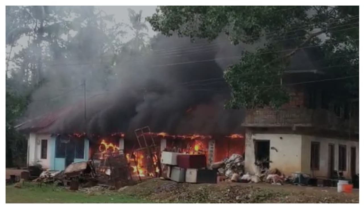 കണ്ണൂർ പയ്യാവൂരില് ആക്രിക്കടയ്ക്ക് തീ പിടിച്ചു കണ്ണൂർ പയ്യാവൂരില് ആക്രിക്കടയ്ക്ക് തീ പിടിച്ചു