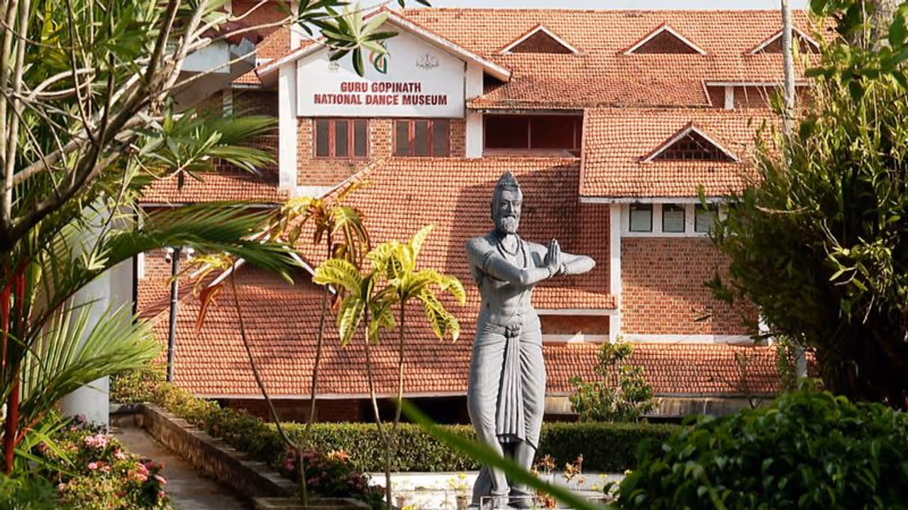 ജോലി സാംസ്കാരിക വകുപ്പിന് കീഴിൽ; ഒൻപത് മാസമായി ശമ്പളമില്ല, ദുരിതത്തിൽ നടന ഗ്രാമം ജീവനക്കാർ ജോലി സാംസ്കാരിക വകുപ്പിന് കീഴിൽ; ഒൻപത് മാസമായി ശമ്പളമില്ല, ദുരിതത്തിൽ നടന ഗ്രാമം ജീവനക്കാർ